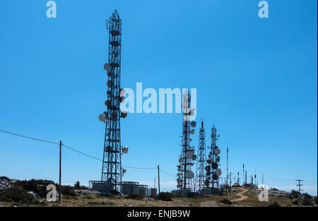 Antennes de communication et plats sur le dessus de colline Didymes, Péloponnèse, Grèce Banque D'Images