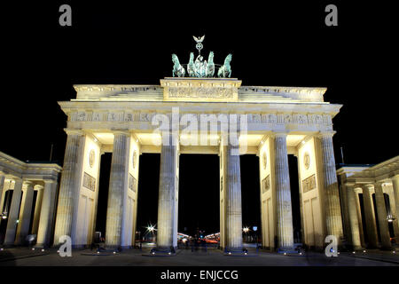 La porte de Brandebourg à Berlin par nuit Banque D'Images