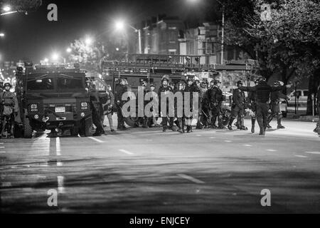 Après le décès de Freddie cdp gris, West Baltimore a éclaté au cours d'émeutes et de protestations de la tentative d'attirer l'attention sur les brutalités policières au sein de la Police de Baltimore. Ici, ainsi que d'un groupe de manifestants se sont réunis à New York et l'Avenue du Nord dans l'ouest de Baltimore, la police anti-émeute armés pour faire respecter l'attente 10h00 couvre-feu. Banque D'Images