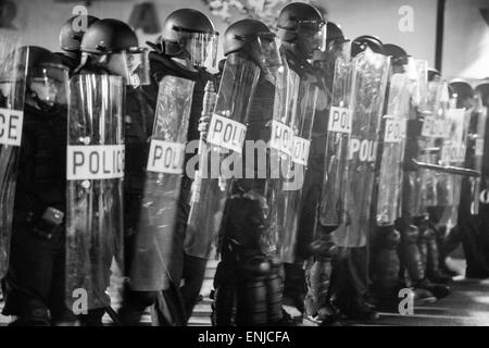 Après le décès de Freddie cdp gris, West Baltimore a éclaté au cours d'émeutes et de protestations de la tentative d'attirer l'attention sur les brutalités policières au sein de la Police de Baltimore. Ici, ainsi que d'un groupe de manifestants se sont réunis à New York et l'Avenue du Nord dans l'ouest de Baltimore, la police anti-émeute armés pour faire respecter l'attente 10h00 couvre-feu. Banque D'Images