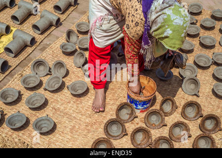 Bhaktapur, Népal - 20 mars 2015 : poteries sécher sur place pottery. Banque D'Images