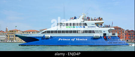 Passagers à bord 'catamaran prince de Venise" pour l'excursion autour de voies navigables Canal Giudecca Venise Lagune de Venise Venise Italie Banque D'Images