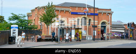 Entrée de la station de métro Plaistow construit sur un pont routier au-dessus des lignes de chemin de fer de l'Est de Londres sur la ligne District Newham East London England UK Banque D'Images