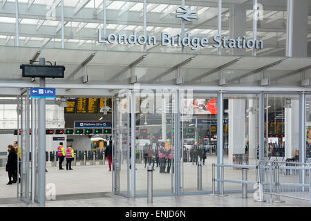 La station London Bridge et signe les portes d'entrée avec le logo de network rail vu après la fin de partie de l'importante mise à jour projet England UK Banque D'Images