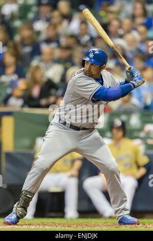 5 mai 2015 : premier but des Dodgers de Los Angeles, Adrian Gonzalez # 23 jusqu'à chauve-souris pendant le match de la Ligue Majeure de Baseball entre les Milwaukee Brewers et Les Dodgers de Los Angeles au Miller Park de Milwaukee, WI. Battre les Dodgers Brewers 7-1. John Fisher/CSM Banque D'Images