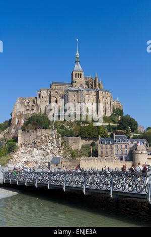 Mont St Michel en 2014 avec son nouveau pont et vélos Banque D'Images