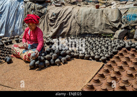 Bhaktapur, Népal - 20 mars 2015 : poteries sécher sur place pottery. Banque D'Images