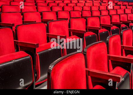 Des rangées de sièges rouge vide dans un théâtre Banque D'Images