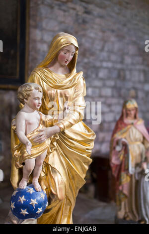 Statue de la Vierge Marie avec Jésus dans l'église de Penne, Tarn, Midi Pyrénées, France Banque D'Images