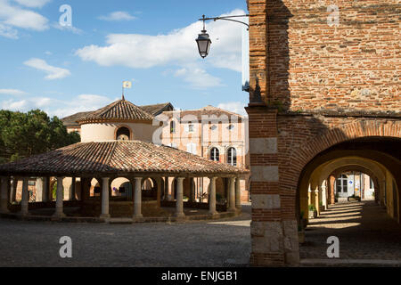 Centre du village historique médiévale d'Auvillar avec un marché de grain circulaire et une cascade, Tarn-et-Garonne, Midi-Pyrénées Banque D'Images