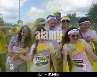 Fun coureurs prenant part à la Dulux Color Run, Manchester UK, en juillet 2014. Banque D'Images