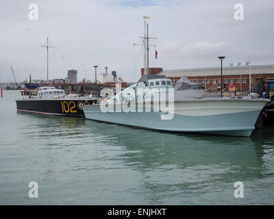 Motor torpedo boat 102 Moteur et bateau des armes à feu 81 à Portsmouth Historic Dockyard, Angleterre Banque D'Images