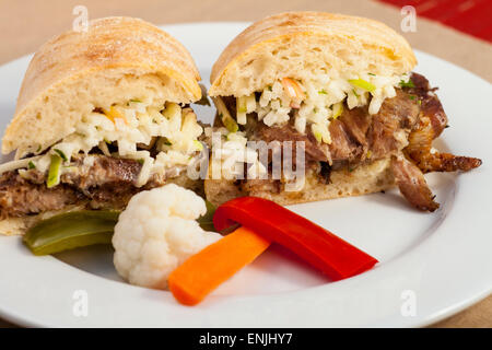 Sandwich porc rôti croustillant avec des légumes marinés, ferme de Bell Street Deli, Los Alamos, Californie Banque D'Images