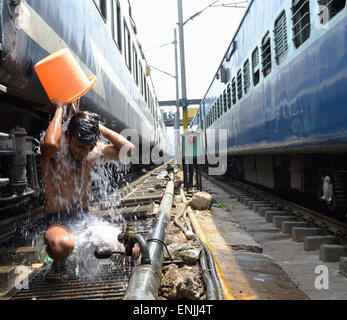 New Delhi, Inde. 06 mai, 2015. Un homme prenant un bain dans entre la gare de chemin de fer au cours de la période de 40 à 45 degrés Celsius la température. Prévisions météo à New Delhi est l'une des plusieurs jours. © Wasim Sarvar/Pacific Press/Alamy Live News Banque D'Images