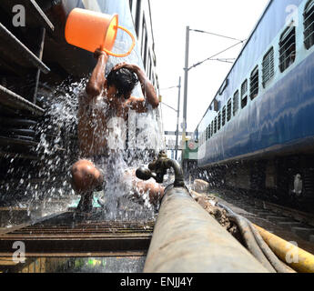 New Delhi, Inde. 06 mai, 2015. Un homme prenant un bain dans entre la gare de chemin de fer au cours de la période de 40 à 45 degrés Celsius la température. Prévisions météo à New Delhi est l'une des plusieurs jours. © Wasim Sarvar/Pacific Press/Alamy Live News Banque D'Images