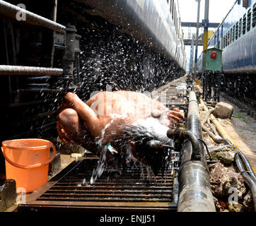New Delhi, Inde. 06 mai, 2015. Un homme prenant un bain dans entre la gare de chemin de fer au cours de la période de 40 à 45 degrés Celsius la température. Prévisions météo à New Delhi est l'une des plusieurs jours. © Wasim Sarvar/Pacific Press/Alamy Live News Banque D'Images