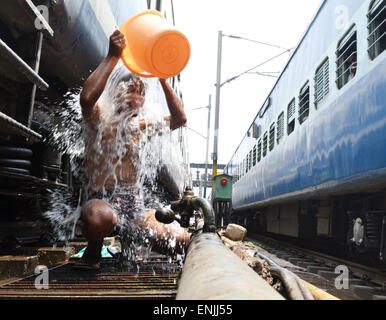 New Delhi, Inde. 06 mai, 2015. Un homme prenant un bain dans entre la gare de chemin de fer au cours de la période de 40 à 45 degrés Celsius la température. Prévisions météo à New Delhi est l'une des plusieurs jours. © Wasim Sarvar/Pacific Press/Alamy Live News Banque D'Images