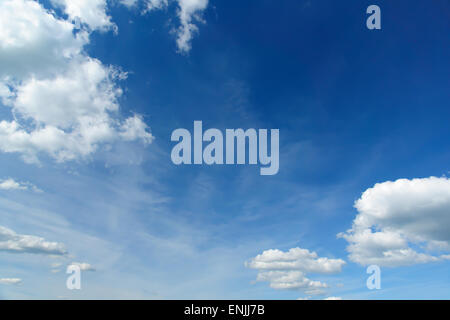 Les nuages blancs flottent contre le ciel bleu Banque D'Images