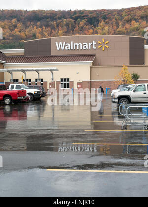 Extérieur d'une petite ville magasin Walmart un jour de pluie. Banque D'Images