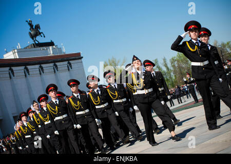 Moscou, Russie. 06 mai, 2015. Les cadets de l'armée de la Russie défilé chez Poklonnaya Hill à Moscou pour marquer le 70e jour de la victoire à venir de l'événement principal du 9 mai Parade de la Place Rouge. © Geovien Si/Pacific Press/Alamy Live News Banque D'Images
