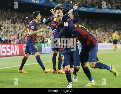 Barcelone, Espagne. 6 mai, 2015. L'avant de l'Argentine de Barcelone Lionel Messi avant (L) célèbre avec son coéquipier Neymar après avoir marqué au cours du premier match de demi-finale contre le Bayern Munich à l'UEFA Champions League 2014-2015 au Camp Nou à Barcelone, Espagne, le 6 mai 2015. Barcelone a gagné 3-0. Credit : Pau Barrena/Xinhua/Alamy Live News Banque D'Images