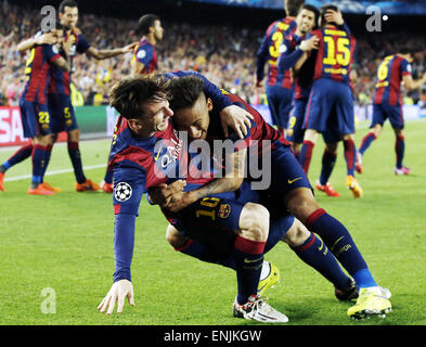 Barcelone, Espagne. 6 mai, 2015. L'avant de l'Argentine de Barcelone Lionel Messi avant (L) célèbre avec son coéquipier Neymar après avoir marqué au cours du premier match de demi-finale contre le Bayern Munich à l'UEFA Champions League 2014-2015 au Camp Nou à Barcelone, Espagne, le 6 mai 2015. Barcelone a gagné 3-0. Credit : Pau Barrena/Xinhua/Alamy Live News Banque D'Images