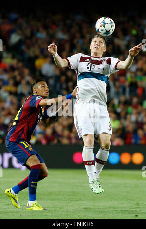 Barcelone, Espagne. 6 mai, 2015. FC Bayern Munich, le milieu de terrain allemand Bastian Schweinsteiger (R) pour les vies d'une balle avec Barcelone, Neymar brésilien au cours de leur premier l'avant match de demi-finale à l'UEFA Champions League 2014-2015 au Camp Nou à Barcelone, Espagne, le 6 mai 2015. Barcelone a gagné 3-0. Credit : Pau Barrena/Xinhua/Alamy Live News Banque D'Images