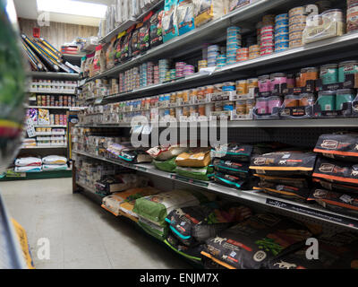 La nourriture pour animaux en exposition dans un magasin de fournitures agricoles dans le Massachusetts. Banque D'Images