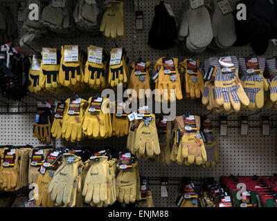 Accrocher les gants en exposition dans un magasin de fournitures agricoles dans le Massachusetts. Banque D'Images