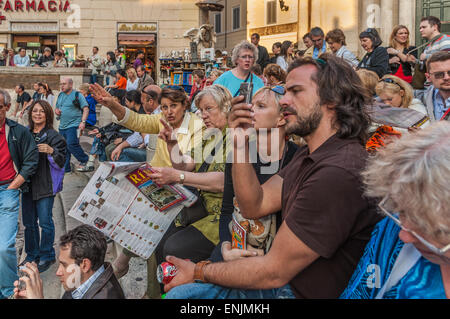 Les touristes se sont réunis sur la place Piazza di Trevi pour voir la fontaine de Trevi à Rome, Italie Banque D'Images