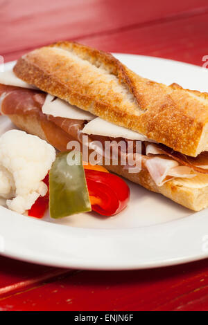 Le prosciutto et fromage de gouda de chèvre sur une baguette, Bell Street Farm deli, Los Alamos, Californie Banque D'Images