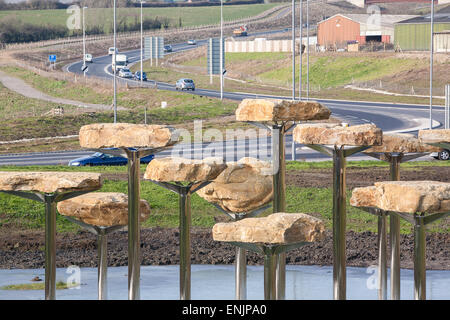 La sculpture des pierres du jurassique et design à l'entrée de l'étang glacé à Weymouth, Dorset,Côte Jurassique. Projet d'art,2012 Paralympiques olympiques Banque D'Images