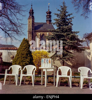 Sedlec Ossuaire extérieur Chapelle de tous les Saints dans le quartier de Sedlec Kutna Hora, chaises en plastique pour les touristes, café magasin est à proximité République tchèque, Europe Banque D'Images