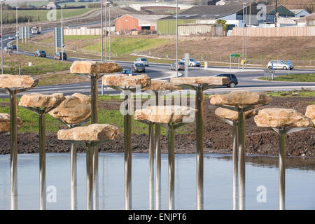 La sculpture des pierres du jurassique et design à l'entrée de l'étang glacé à Weymouth, Dorset,Côte Jurassique. Projet d'art,2012 Paralympiques olympiques Banque D'Images