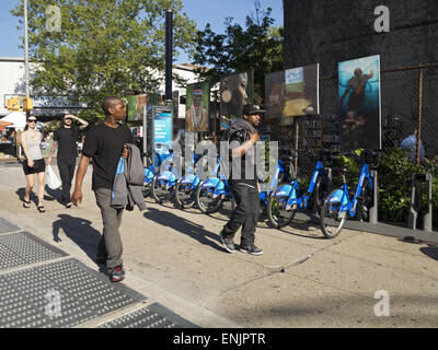 Scène de rue à l'Afrique Danse Festival dans la Section de Fort Greene à Brooklyn, NY, 2014. Banque D'Images