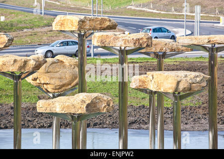 La sculpture des pierres du jurassique et design à l'entrée de l'étang glacé à Weymouth, Dorset,Côte Jurassique. Projet d'art,2012 Paralympiques olympiques Banque D'Images