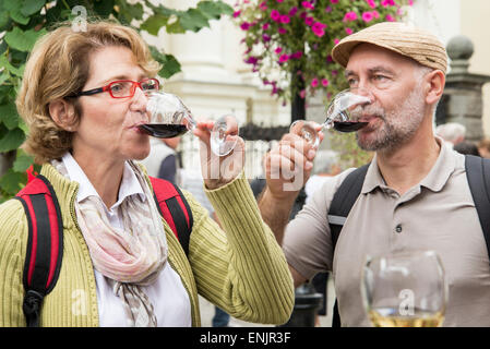 Dégustation de vin Senior couple outdoors Banque D'Images