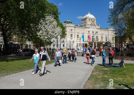 Les suédois profitez d'une promenade à l'extérieur de Nyproplan Samedi Théâtre Dramatique Royal de Stockholm, Suède Banque D'Images