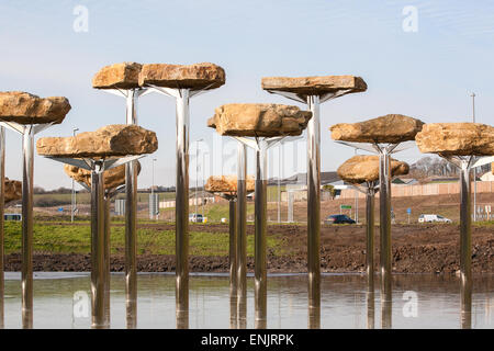 La sculpture des pierres du jurassique et design à l'entrée de l'étang glacé à Weymouth, Dorset,Côte Jurassique. Projet d'art,2012 Paralympiques olympiques Banque D'Images