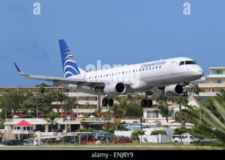 Saint-martin, Antilles néerlandaises - Février 8, 2014 : Un Copa Airlines Embraer ERJ190 avec l'enregistrement approche CMP-1557HP Banque D'Images