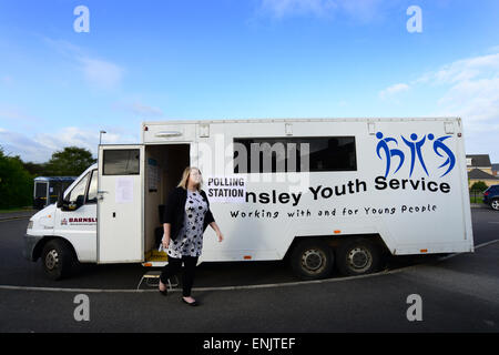 Barnsley, au Royaume-Uni. 7e mai 2015. Une femme s'en va après avoir voté dans un bureau de vote à Barnsley, dans le Yorkshire du Sud. Le Service jeunesse Barnsley mobile bus a été utilisé comme un centre de vote temporaire pour les 150 électeurs dans Woolley Colliery domaine de la ville. © Scott Bairstow/Alamy Banque D'Images