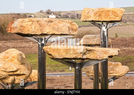 La sculpture des pierres du jurassique et design à l'entrée de l'étang glacé à Weymouth, Dorset,Côte Jurassique. Projet d'art,2012 Paralympiques olympiques Banque D'Images