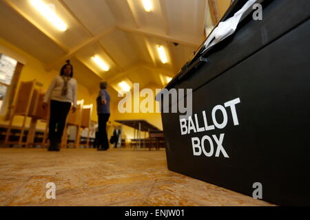 Bradford, Yorkshire, UK. 7 mai, 2015. Les bénévoles la mise en place d'un bureau de vote de Bradford West. Credit : West Yorkshire Images/Alamy Live News Banque D'Images