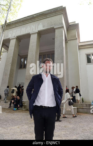 Venise, Italie. 06 mai, 2015. Olaf Nicolai artiste se place en avant du pavillon allemand à la Biennale de Venise, Italie, 06 mai 2015. La foire internationale d'art 'La Biennale di Venezia 2015" se déroulera du 09 mai au 22 novembre 2015. Photo : FELIX HOERHAGER/dpa/Alamy Live News Banque D'Images