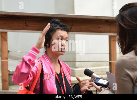 Venise, Italie. 06 mai, 2015. Artiste Hito Steyerl se donne une interview dans le pavillon allemand à la Biennale de Venise, Italie, 06 mai 2015. La foire internationale d'art 'La Biennale di Venezia 2015" se déroulera du 09 mai au 22 novembre 2015. Photo : FELIX HOERHAGER/dpa/Alamy Live News Banque D'Images