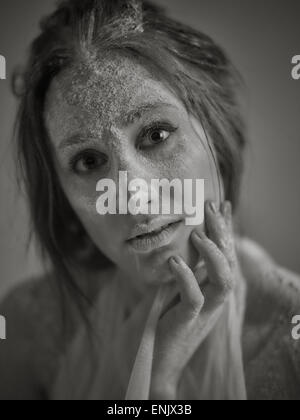 Close up woman face et cendres, image en noir et blanc teinté, intentionnel bruit ajouté Banque D'Images