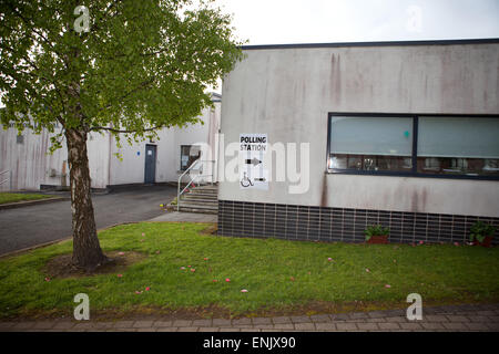 Belfast, en Irlande du Nord, Royaume-Uni. 7 mai, 2015. Bureaux de vote ouverts dans l'Irlande du Nord Crédit : Bonzo/Alamy Live News Banque D'Images