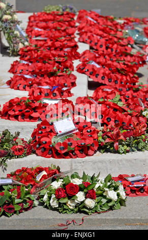 Londres, Angleterre, Royaume-Uni. Des couronnes de pavot fixées au cénotaphe de Whitehall après le 100e anniversaire de la commémoration du Jour de l'Anzac, 2015 Banque D'Images