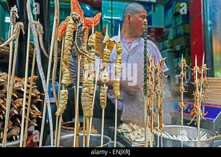 Les Scorpions, les hippocampes, étoiles de mer et autres délices sur les brochettes, pour une vente au marché nocturne de la rue Wangfujing, Beijing, China, Asia Banque D'Images