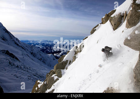 Un snowboarder descend une extrême off piste itinéraire au Mont Blanc, Chamonix, Haute Savoie, France, Europe Banque D'Images